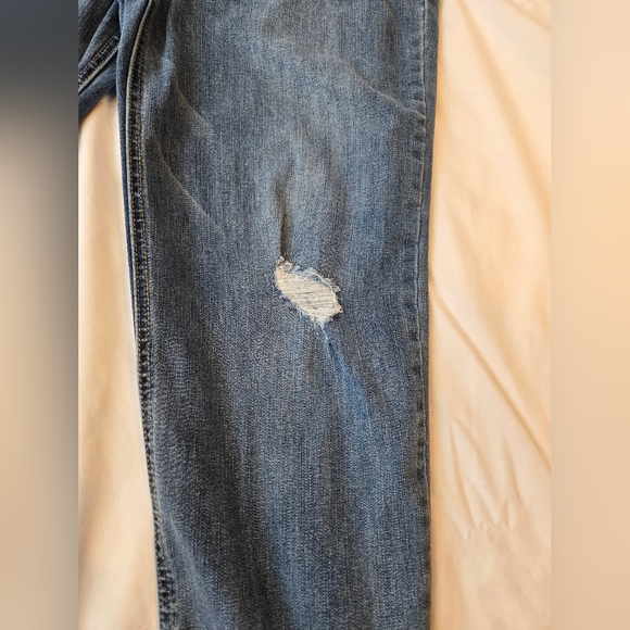 3/$25 Democracy Embroidered Distressed Slim Straight Flood Jeans Size 8 - Picture 6 of 8